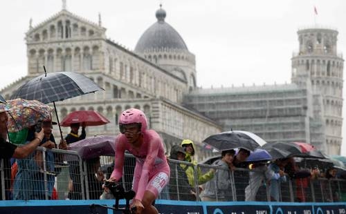Lluvia complica a Del Toro, pero mantiene el liderato
