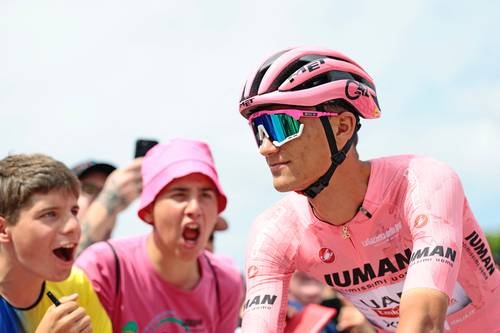 „Wir werden Isaac del Toro in der Gruppe verteidigen“, sagt der Direktor des Team Emirates