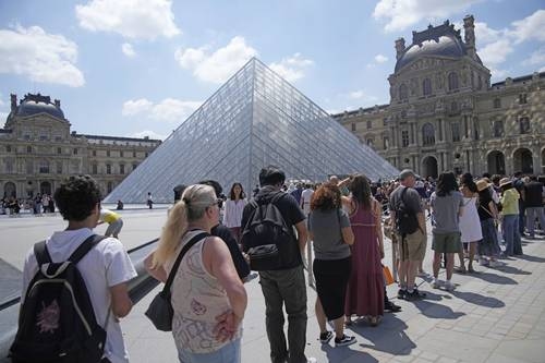 Il Louvre chiude, sovraffollato e con poco personale, un segnale d'allarme per il sovraffollamento turistico.