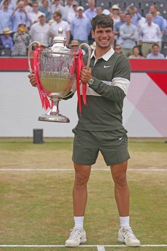 Alcaraz wiederholt die Krone bei Queen's