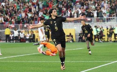 Raúl Jiménez porta il Messico in finale