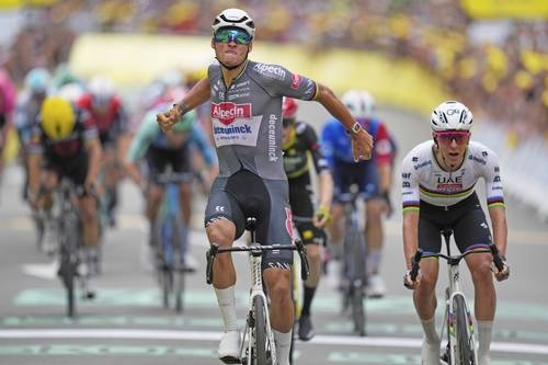 Van Der Poel wears yellow jersey