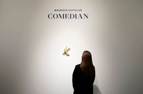 Un visitatore ha morso una banana attaccata al muro del Pompidou, opera di Maurizio Cattelan