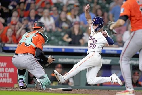 Sonoran Urías interpreta l'eroe con gli Astros per sconfiggere gli Orioles.