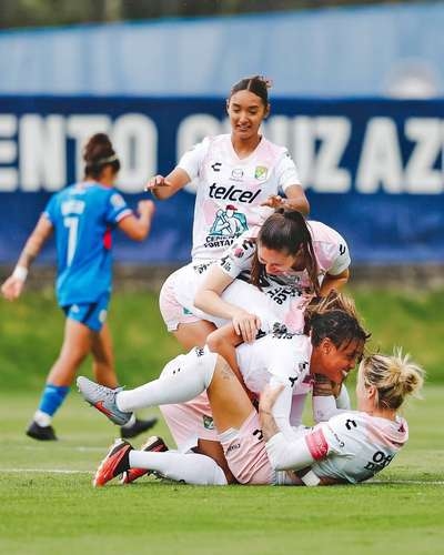 León derrota o Cruz Azul por 2 a 1