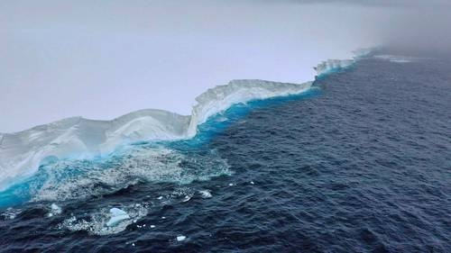 Iceberg gigante derrete após décadas à deriva na Antártida