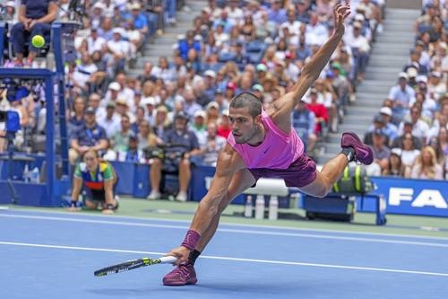 Carlos Alcaraz e Novak Djokovic se enfrentarão nas semifinais do US Open.
