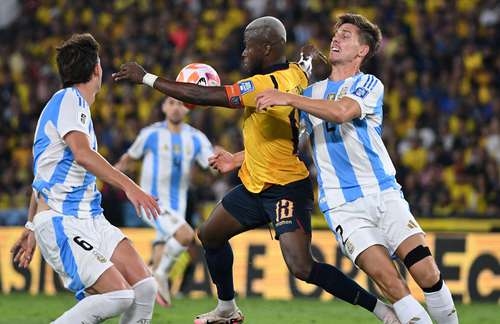 Ohne Messi unterliegt Argentinien Ecuador; Bolivien im Playoff