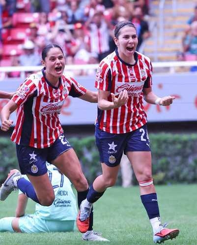 With a last-minute goal from Alicia Cervantes, Chivas rescues a 4-3 victory against Pumas.
