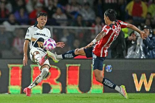 Chivas come from behind to beat Pumas 2-1 at CU; mistakes lead to defeat of the felines
