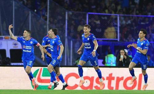 Cruz Azul holt im Clásico Joven einen 1:2-Rückstand gegen América auf und liegt nun auf dem zweiten Tabellenplatz.