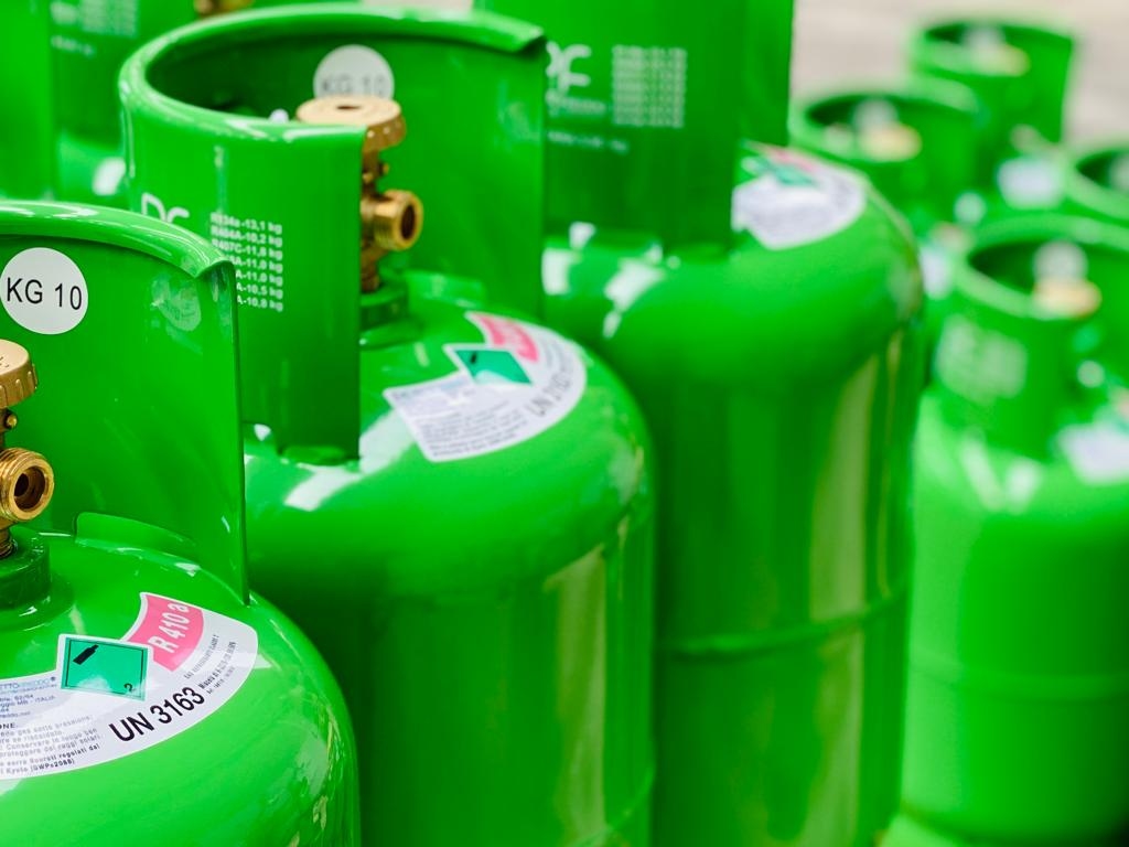 Salerno, sequestrate 13 tonnellate di gas refrigerante illegale
