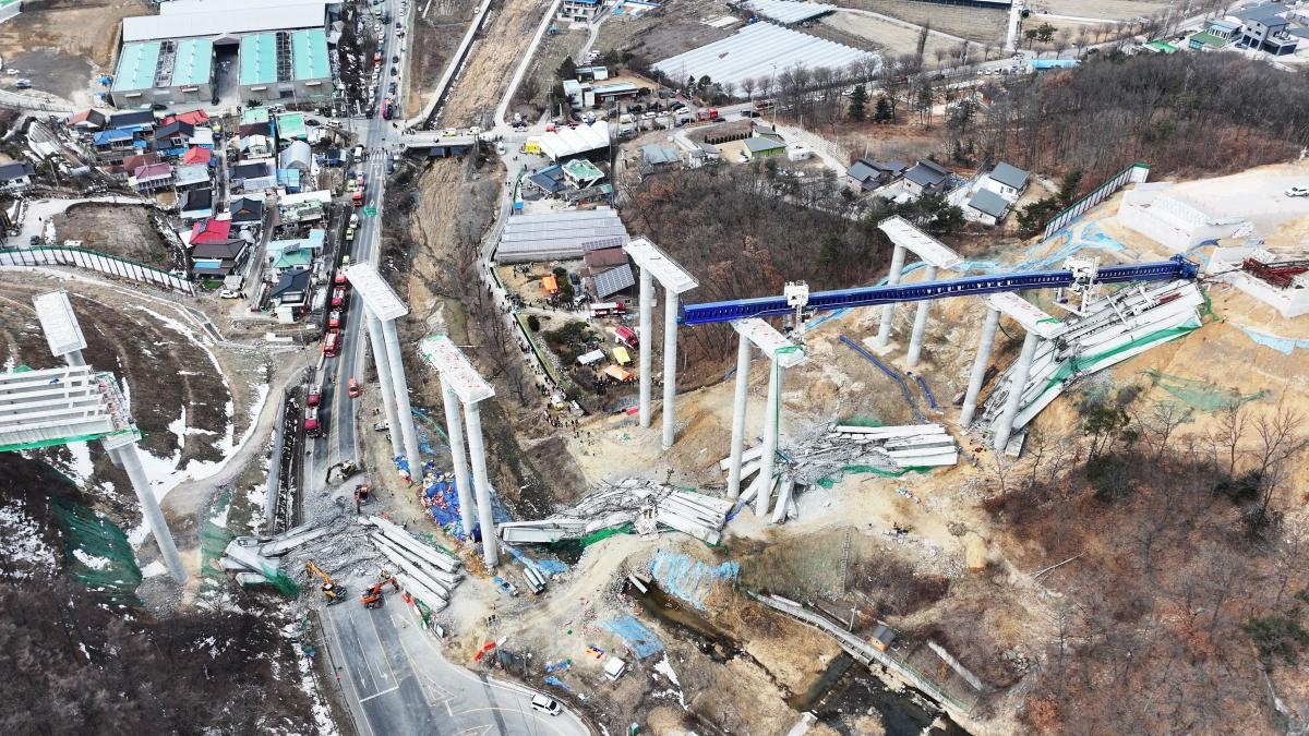 4 people killed in bridge collapse in South Korea