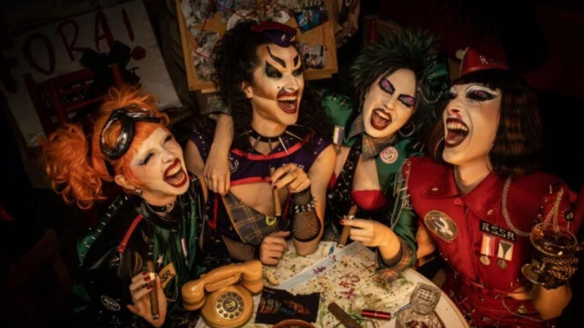 Punk, travestis et costumes à la présentation de l'album de Ruïnosa et des Strippers de Rahola