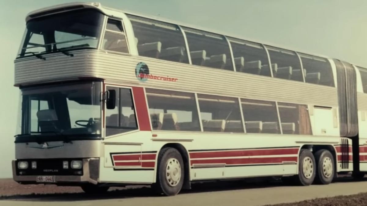 El Jumbocruiser, el autobús articulado de dos pisos para más de 100 pasajeros que quiso ser un avión en tierra y se estrelló con la realidad
