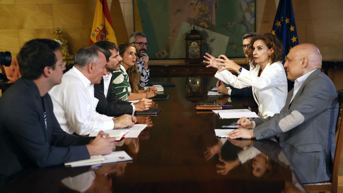 Acrescentando peso à passividade do PSOE, mas sem ameaçar o Governo