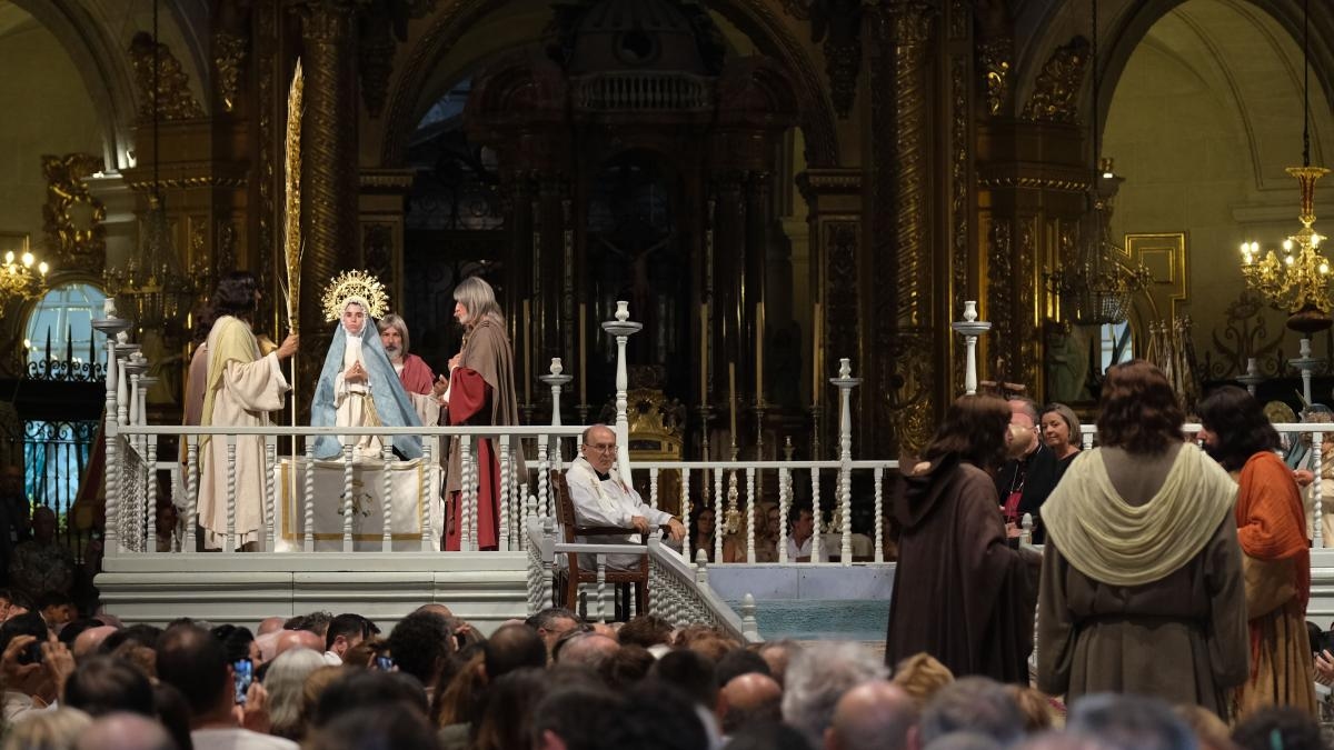 La Vespra “emociona” al público y desafía al calor en el primer día grande del Misteri d'Elx
