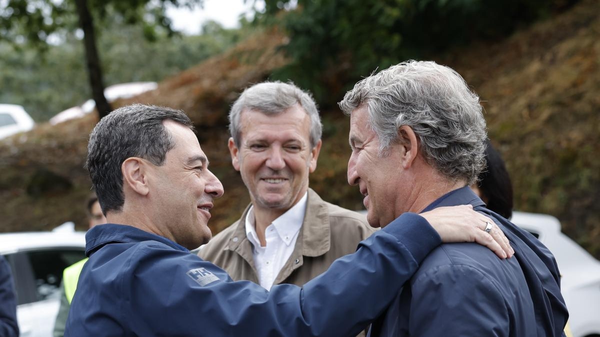 Feijóo vê o governo como já "ultrapassado" e pede que o PP esteja pronto para mudanças.