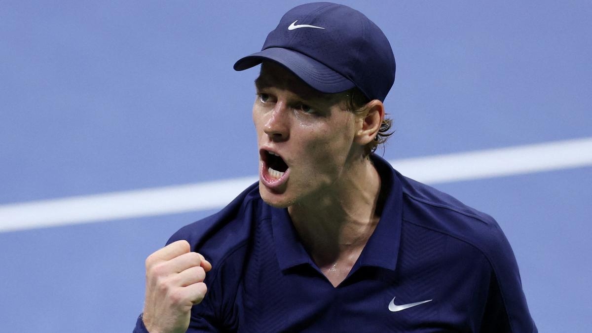 Sinner chega à sua quinta final consecutiva de Grand Slam e enfrentará Alcaraz novamente.