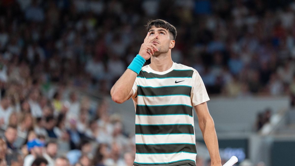 Sessione serale dell'Open di Francia: Alcaraz passa agli ottavi di finale dopo un tentennamento