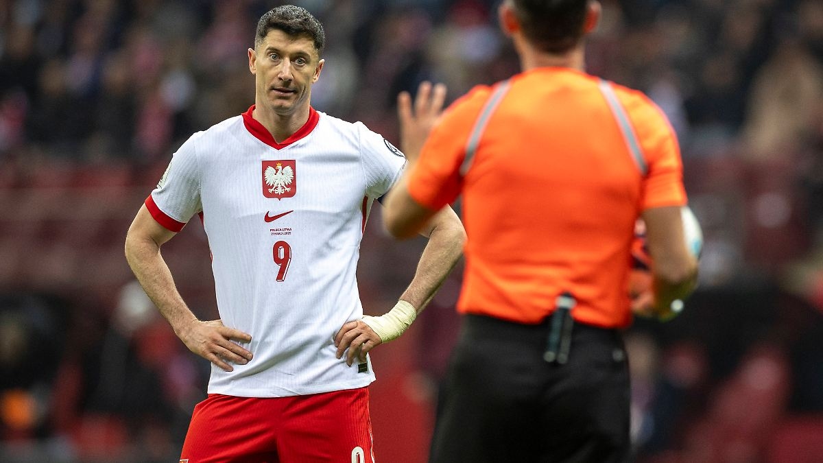 Спор с тренером обостряется: Роберт Левандовски бойкотирует сборную Польши