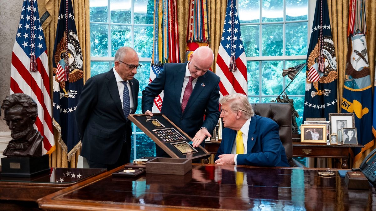 "Non sa di cosa si tratta": Trump fa sfilare il presidente della FIFA Infantino nello Studio Ovale