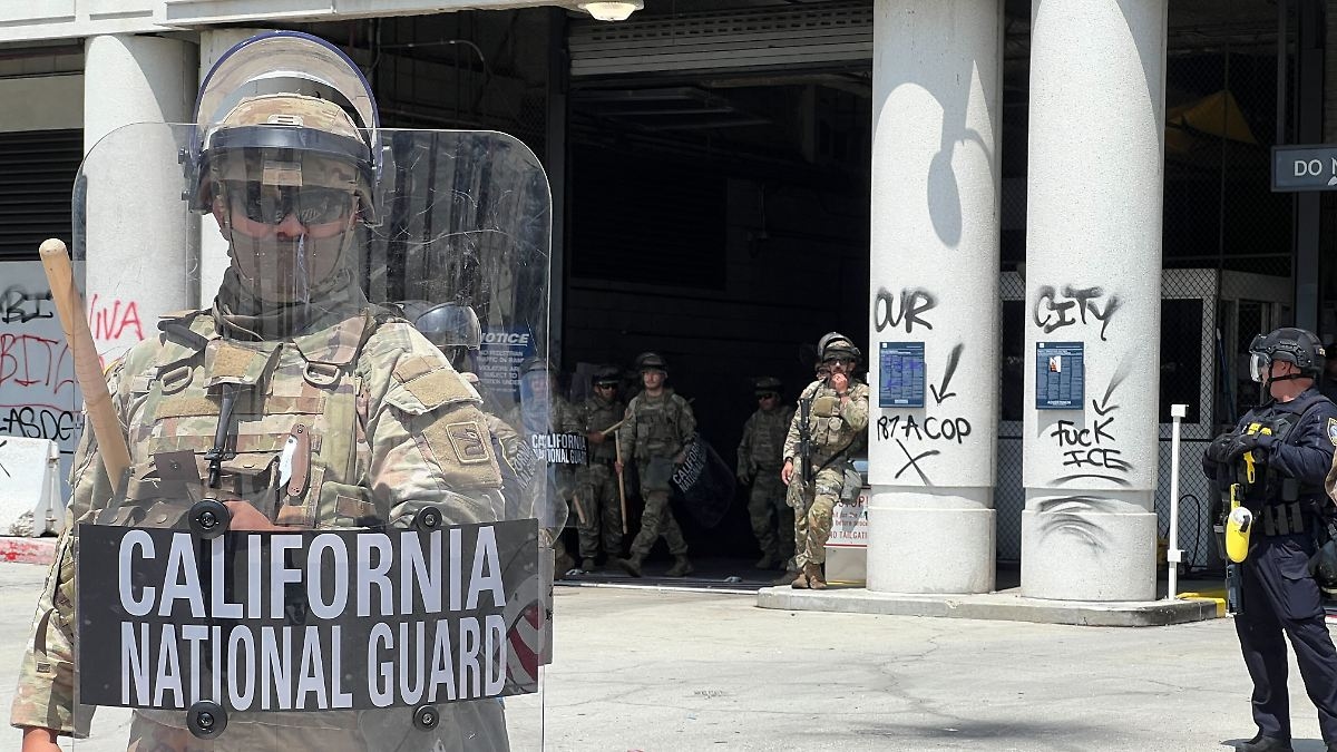 Dispiegati 2.000 soldati: Hegseth ritira metà della Guardia Nazionale da Los Angeles