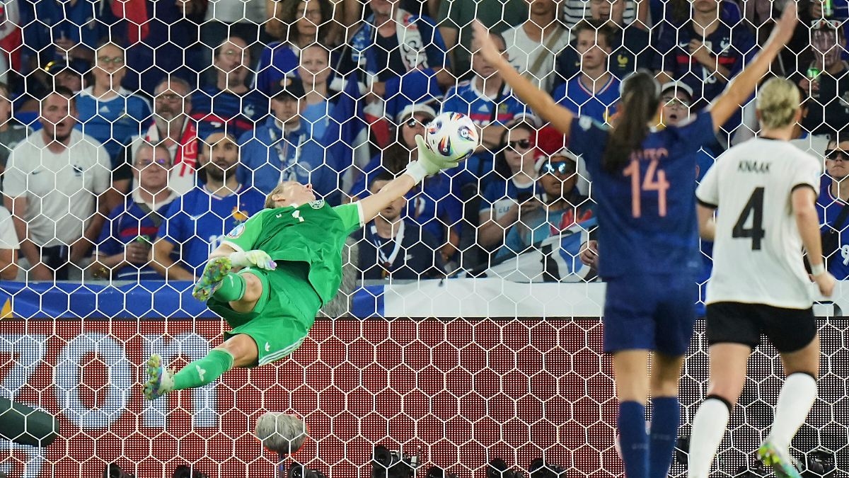 La prensa se maravilla con la "heroína" de la DFB: Berger sorprende a Francia con "una de las mejores paradas de la Eurocopa de todos los tiempos".