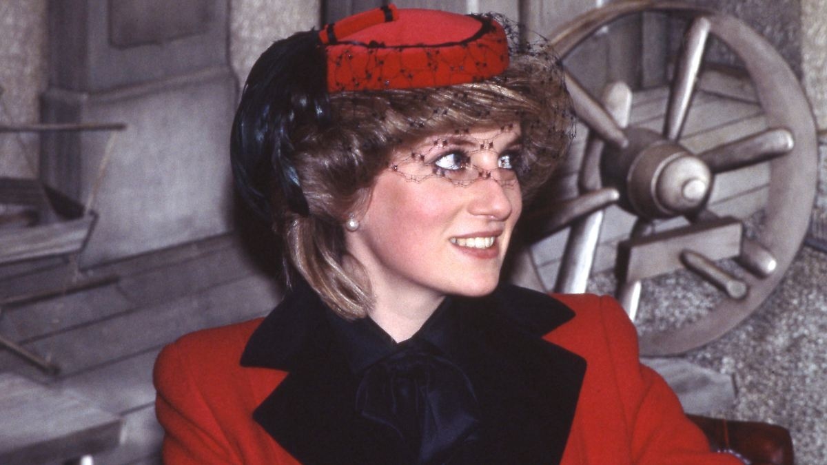 Een badmuts dragen in het zwembad: de broer van prinses Diana deelt een tot nu toe onbekende foto uit haar kindertijd