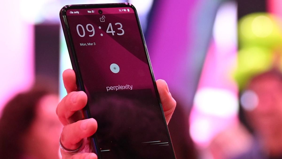 Samsung ve Apple rekabeti: Telekom, uygun fiyatlı yapay zekalı telefonla farklı bir yaklaşım benimsiyor