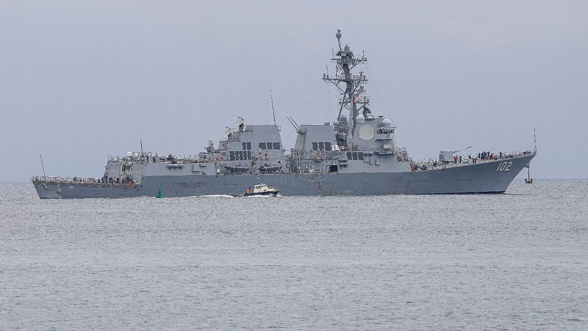 Top admiral resigns: US military attacks alleged drug ship in the Caribbean
