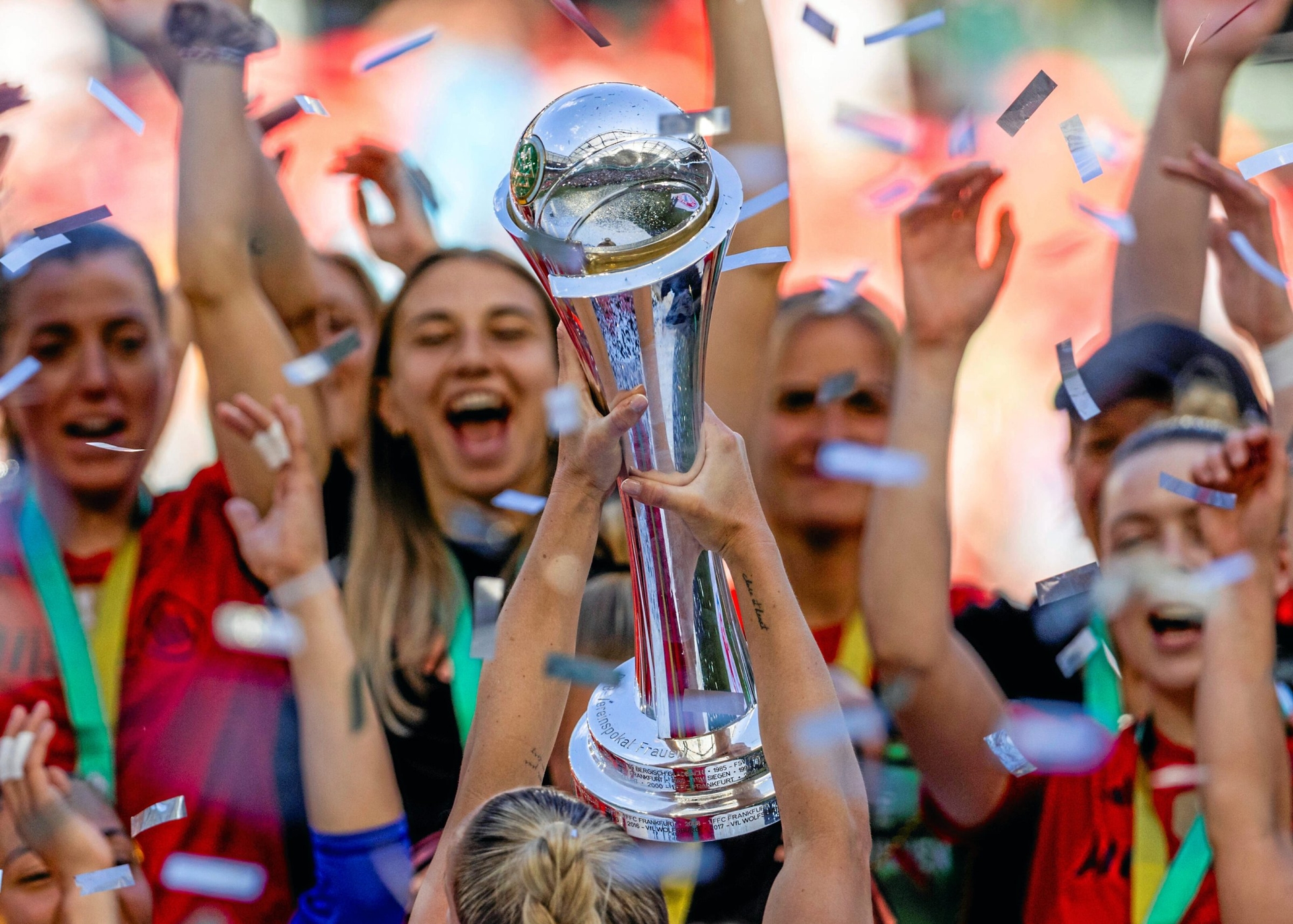 Fußball der Frauen | DFB-Pokal: FC Bayern jubelt, Bundestrainer Christian Wück meckert