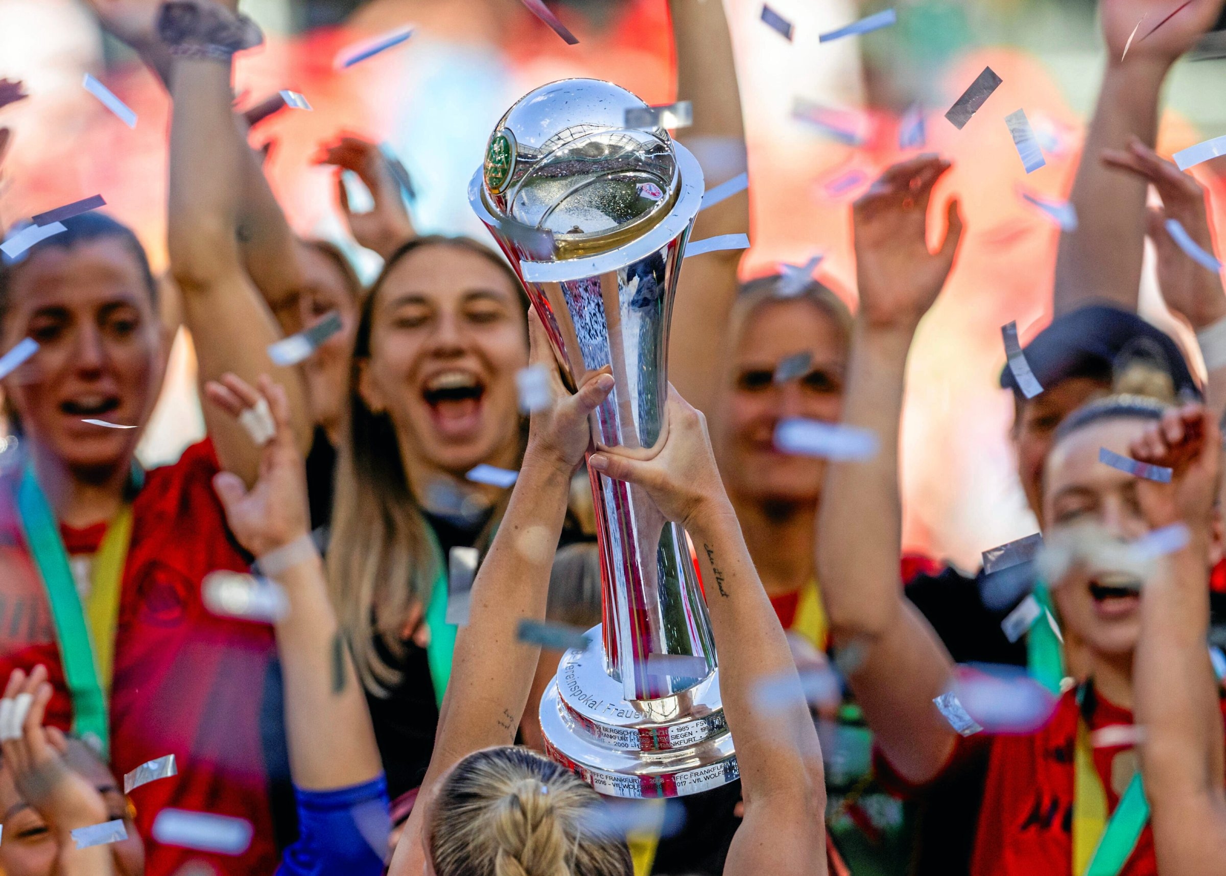 Fußball der Frauen | DFB-Pokal: FC Bayern jubelt, Bundestrainer Christian Wück meckert