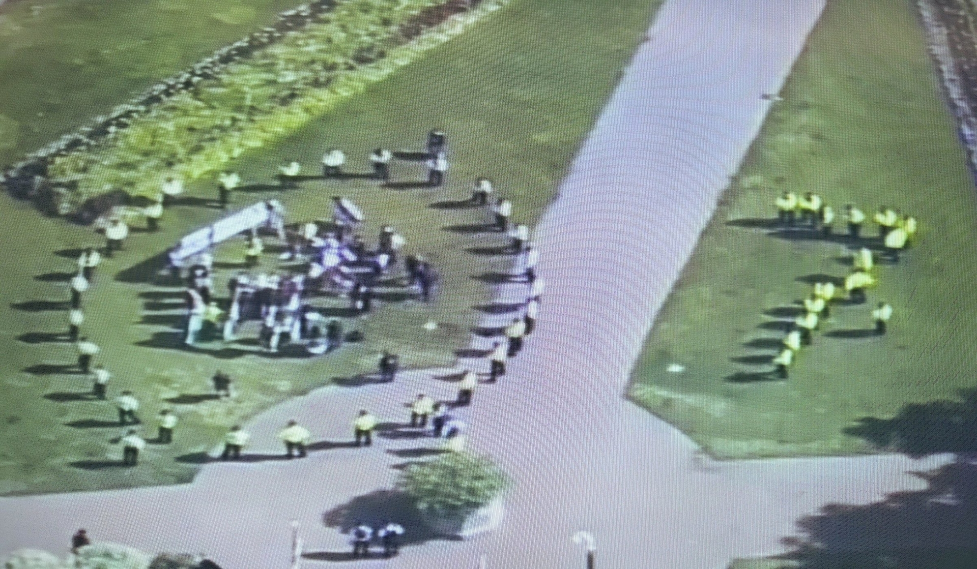 Grã-Bretanha | 30 policiais invadem festa do chá Quaker sobre Gaza e clima