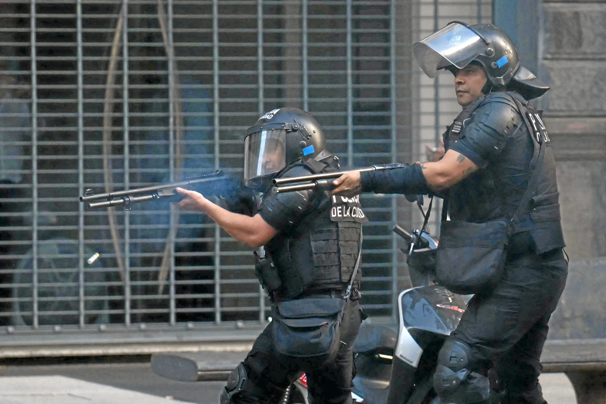 Argentina | Con porras, gases lacrimógenos y balas de goma