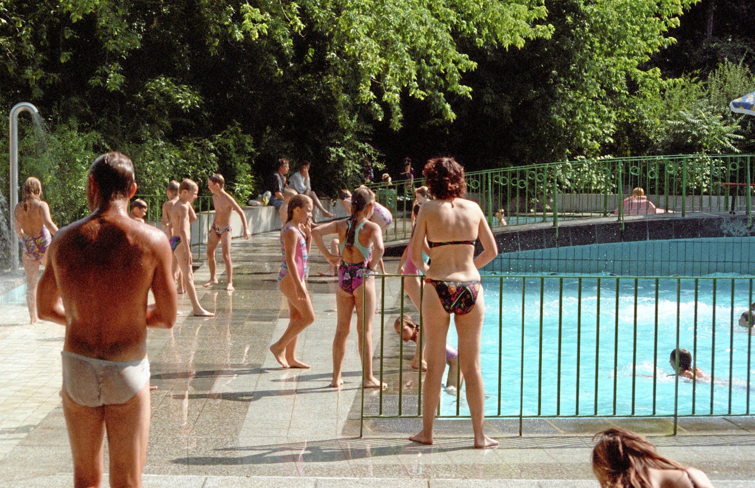 Sobre el agua | Con champán y un porro en la piscina infantil