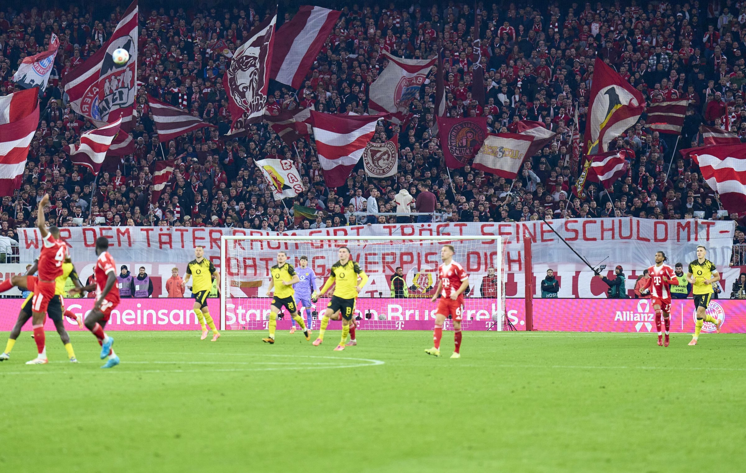 Stage | Bayern-fans tegen Jérôme Boateng: "Rot op!"