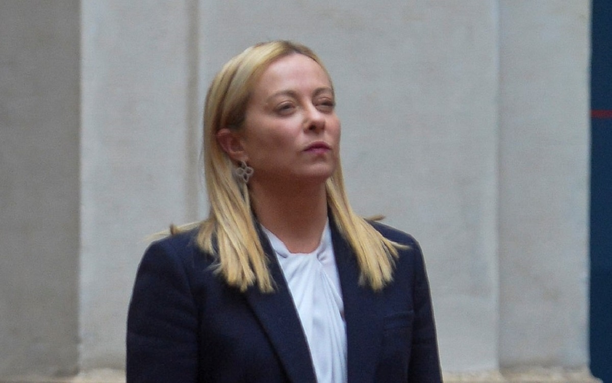 Cara a cara a la vista entre Meloni y profesor suspendido tras amenazas sociales