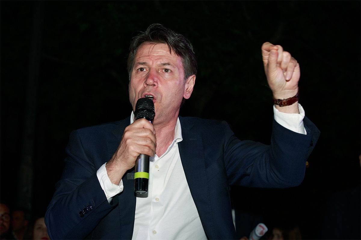 Die Regierung Meloni schreibt mit ihrer Langlebigkeit Geschichte, antwortete Conte scharf.