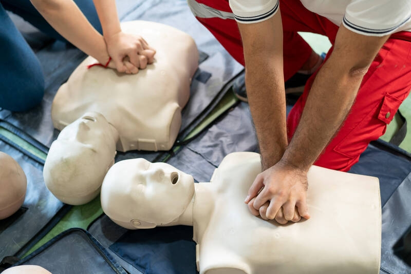 Arrêt cardiaque : mieux vaut se casser des côtes que de ne rien faire