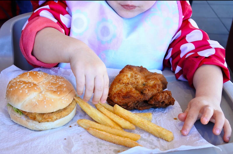 Gran Bretaña: Publicidad de comida chatarra sólo después de las 9 p.m.