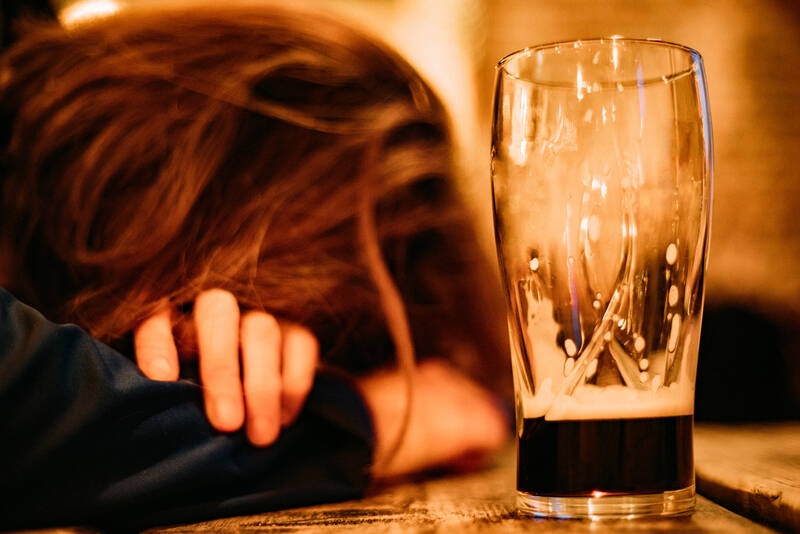 Waarschuwingssignalen herkennen: hoe u correct reageert bij alcoholvergiftiging