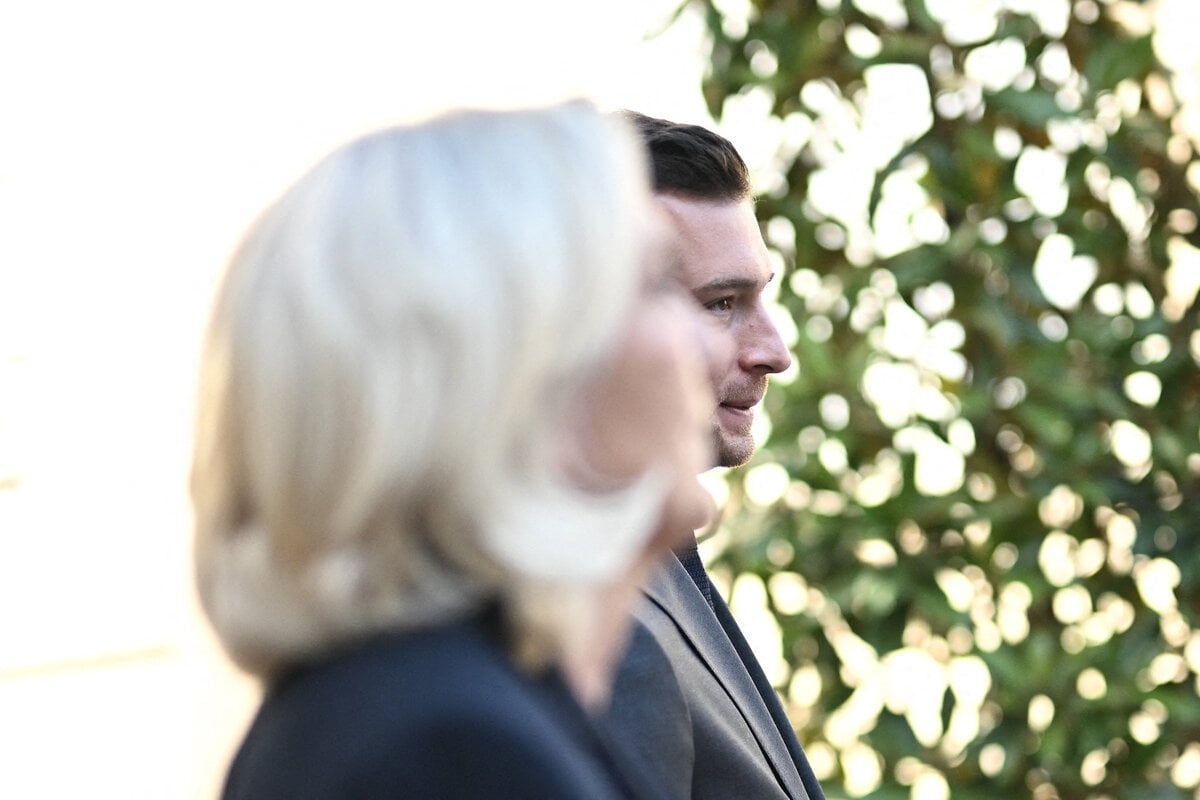 Marine Le Pen "gülünç" anketi kınadı: "Mahkeme kararı yüzünden ortadan kaybolmuyorum"