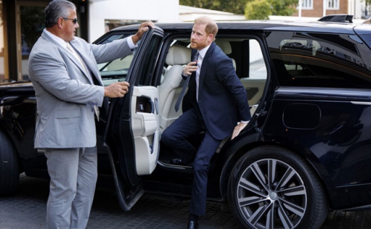 Il principe Hari ha visitato la bara della sua amica Elisabetta