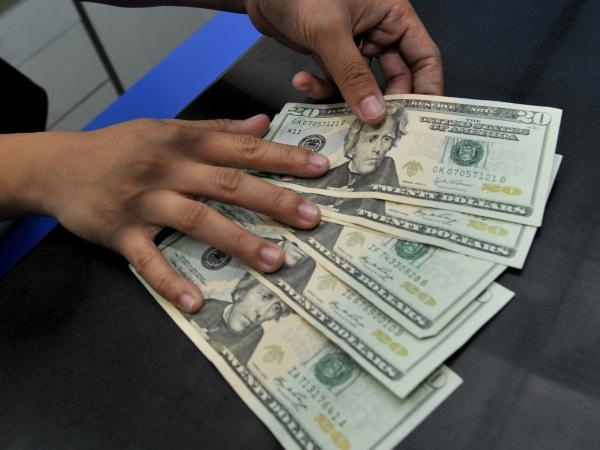 De dollar noteert opnieuw een dag met stabiele prijzen te midden van grote wereldwijde onzekerheid.