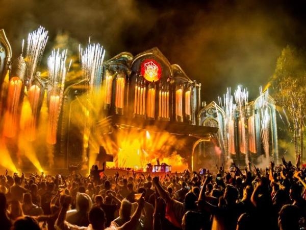 Tomorrowland opta por copos inteligentes reutilizáveis após multa multimilionária