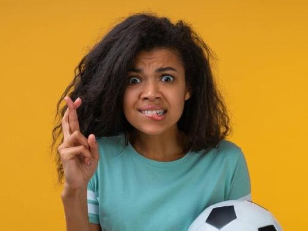 Wer am Arbeitsplatz Fußballwitze macht, kann seinen Job verlieren: So steht es im Gesetz.