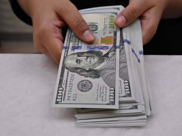 Доллар закрылся снижением во вторник в ожидании результатов за первое полугодие.