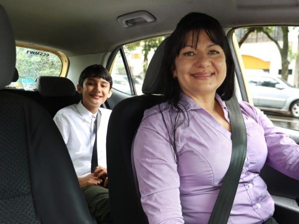 Colombiaanse moeders achter het stuur: verhalen over leven en strijd achter de taxi