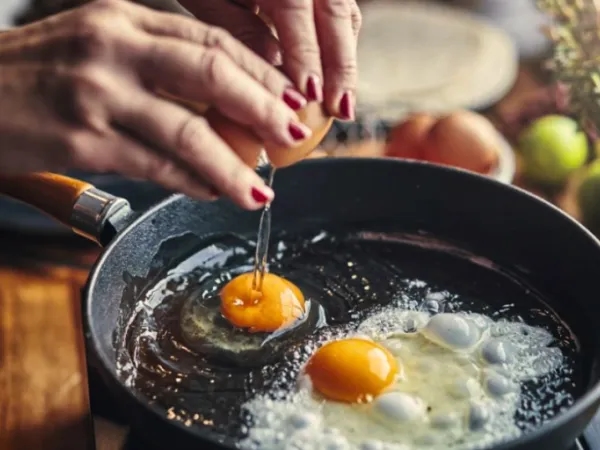 Can you really fry an egg using a cucumber as oil or butter?